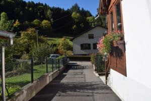 Les trois sommets - Gîte La Marguerite - La cours cloturée - Parking