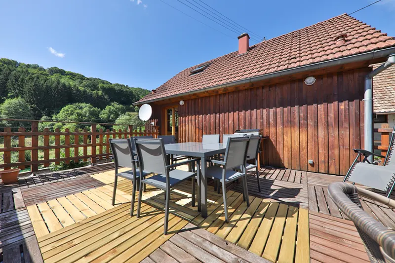 La terrasse de 35 m² du Gîte du Tanet à Soultzeren avec plancha et mobilier