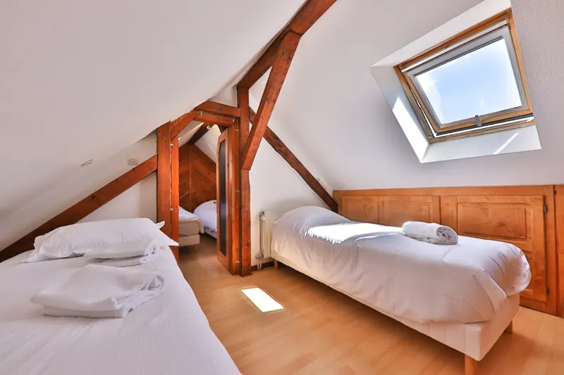 Une chambre avec lit grand confort dans notre gîte de Soultzeren
